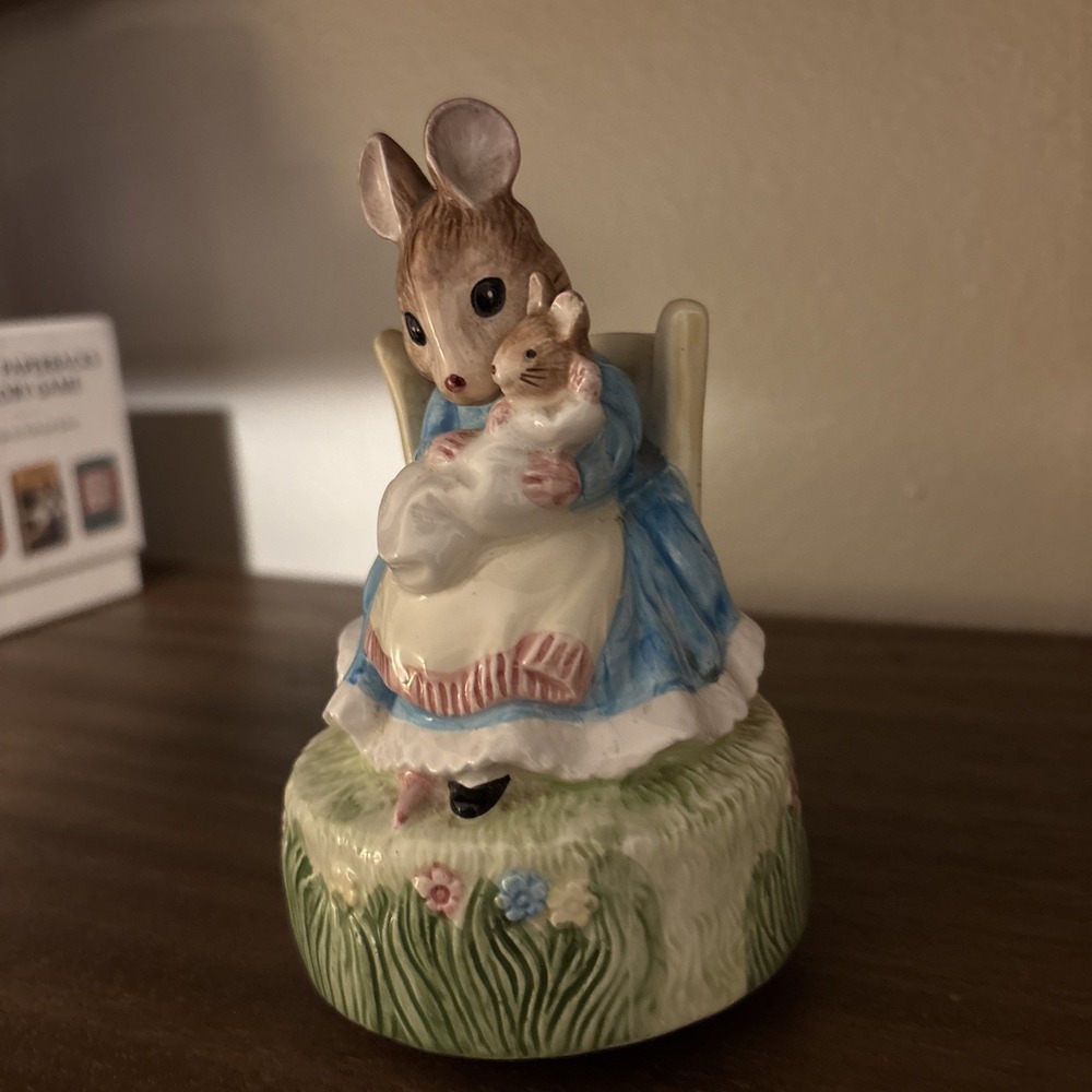 Hunca Munca from "The Tale of Two Bad Mice" Beatrix Potter Music Figurine 1988 - Picture 3 of 8